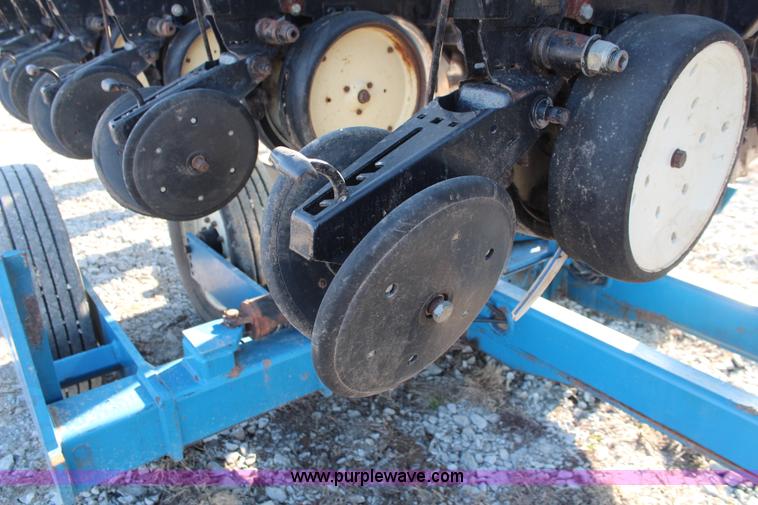 image for item K8782 1999 Kinze 2600 interplant planter