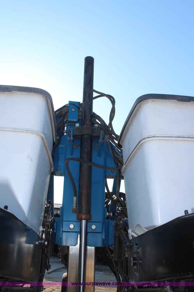 image for item K8782 1999 Kinze 2600 interplant planter
