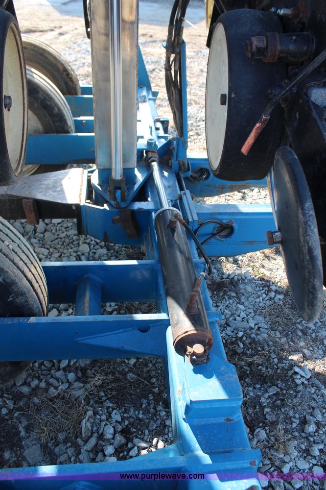 image for item K8782 1999 Kinze 2600 interplant planter