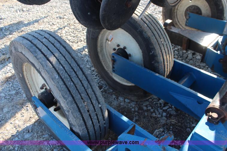 image for item K8782 1999 Kinze 2600 interplant planter