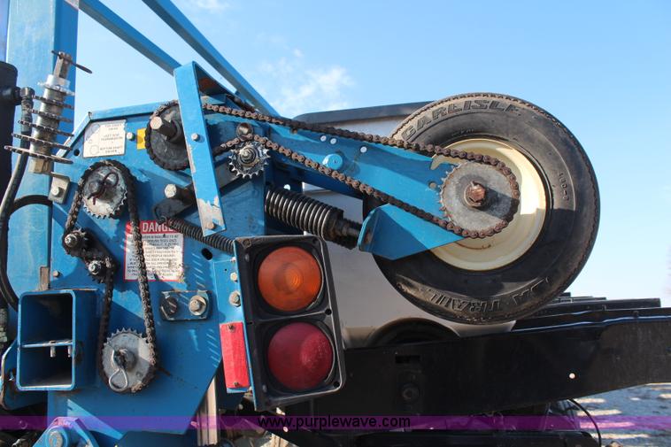 image for item K8782 1999 Kinze 2600 interplant planter