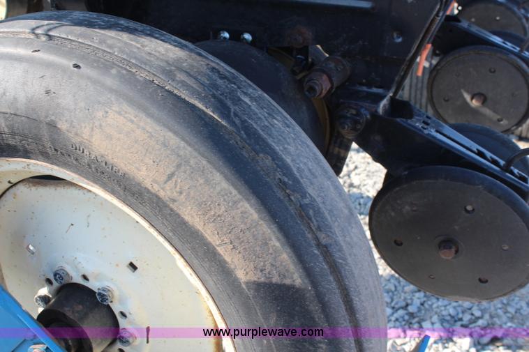 image for item K8782 1999 Kinze 2600 interplant planter