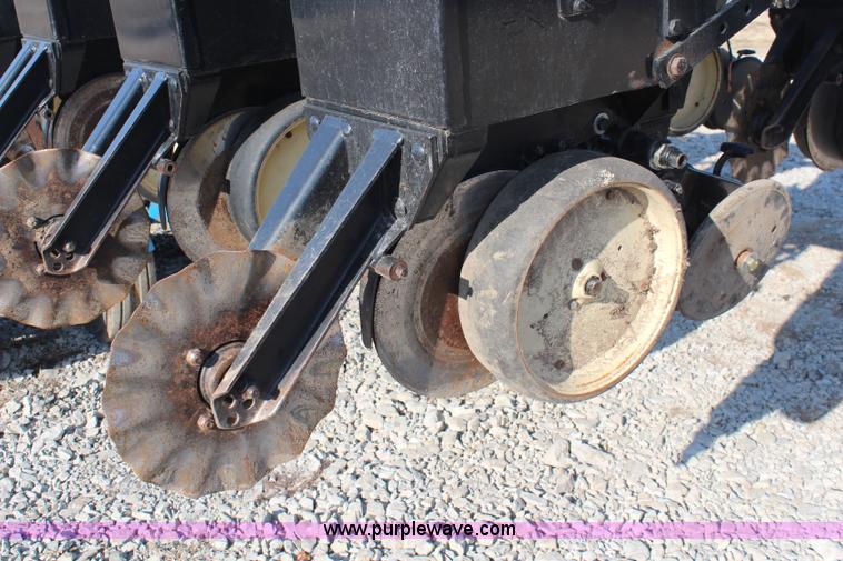 image for item K8782 1999 Kinze 2600 interplant planter