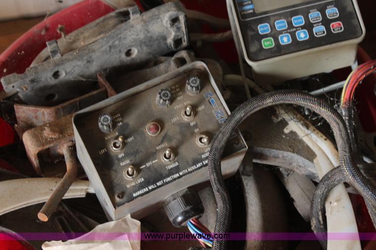 image for item K8782 1999 Kinze 2600 interplant planter