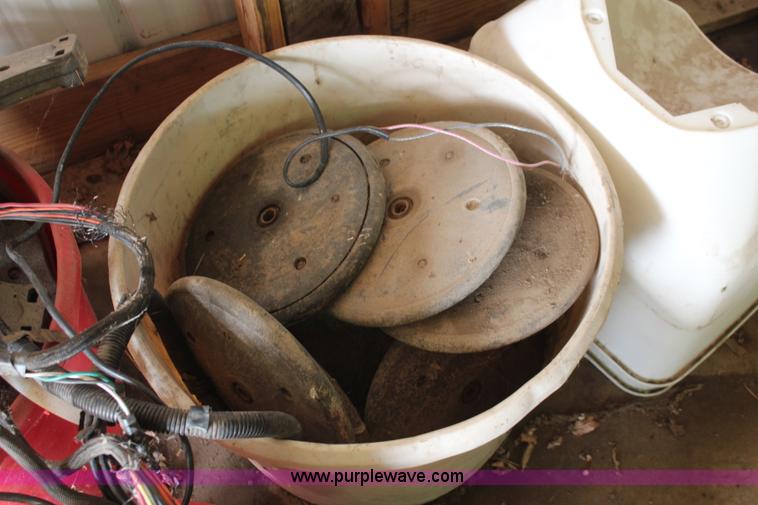 image for item K8782 1999 Kinze 2600 interplant planter