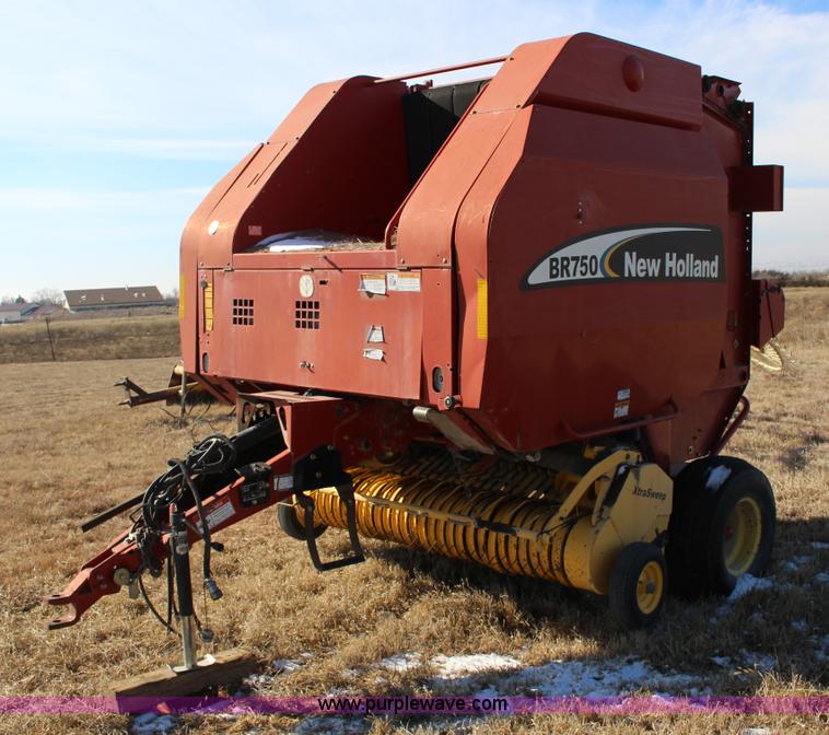 image for item L6628 2005 New Holland BR750 round baler