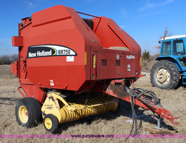 image for item L6628 2005 New Holland BR750 round baler