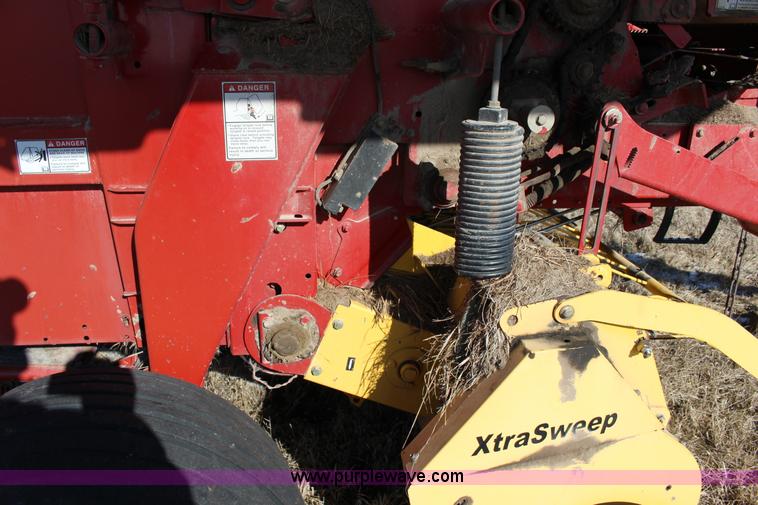 image for item L6628 2005 New Holland BR750 round baler