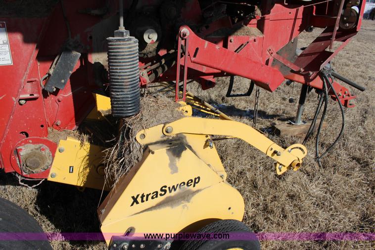 image for item L6628 2005 New Holland BR750 round baler