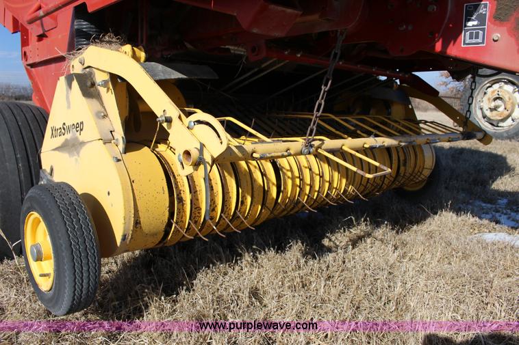 image for item L6628 2005 New Holland BR750 round baler