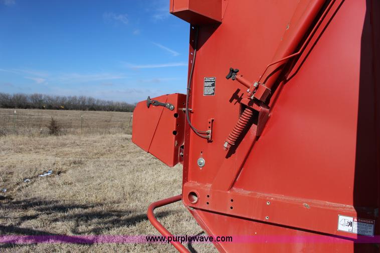 image for item L6628 2005 New Holland BR750 round baler