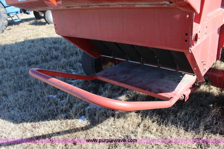 image for item L6628 2005 New Holland BR750 round baler