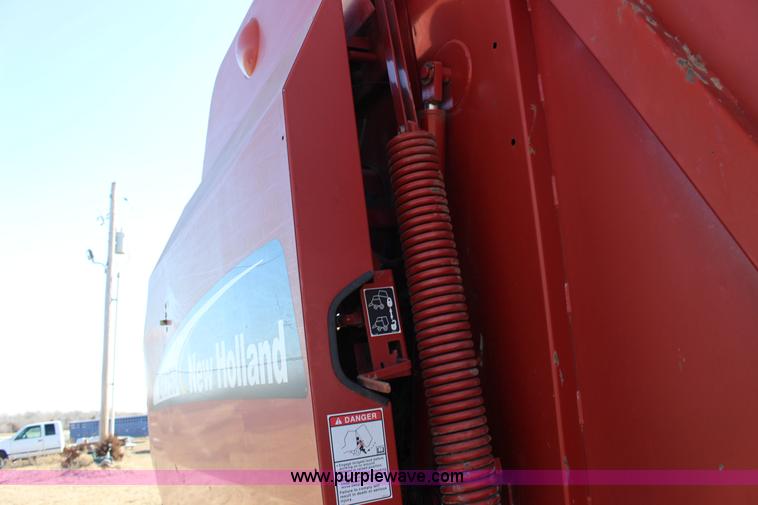 image for item L6628 2005 New Holland BR750 round baler