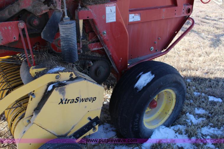 image for item L6628 2005 New Holland BR750 round baler