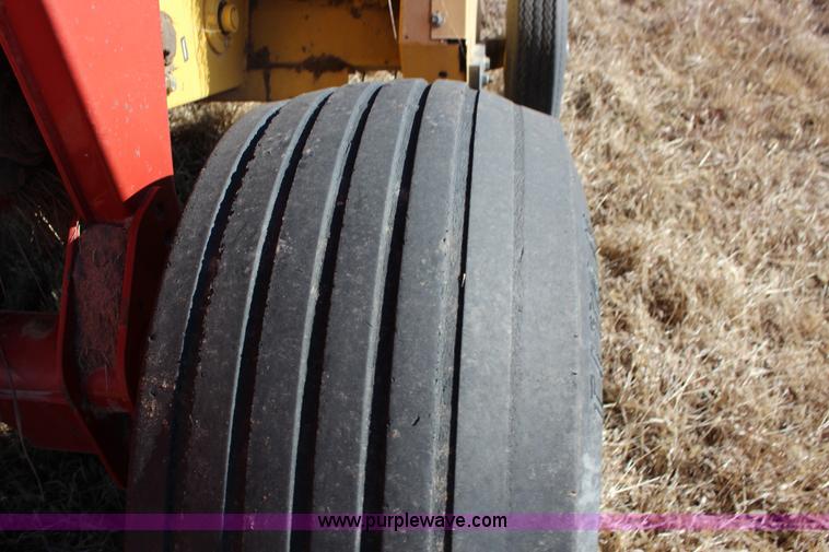 image for item L6628 2005 New Holland BR750 round baler