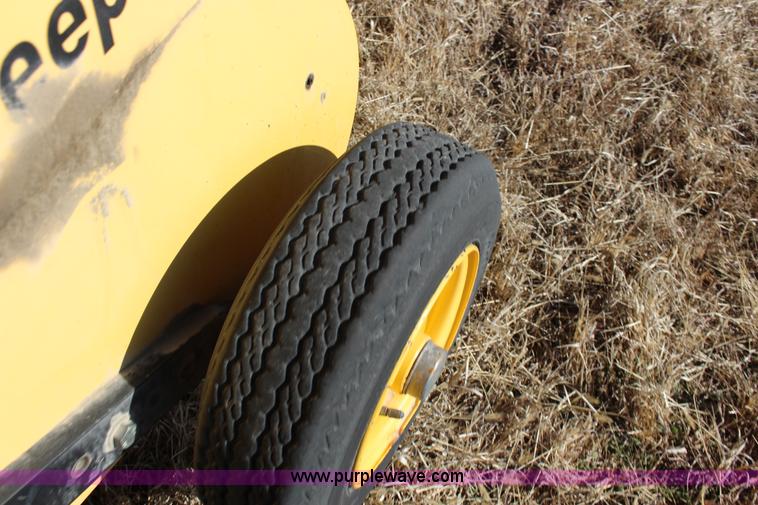 image for item L6628 2005 New Holland BR750 round baler