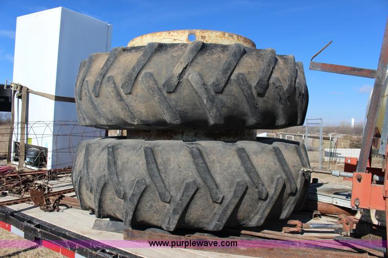 image for item L6629 1981 Ford TW20 tractor