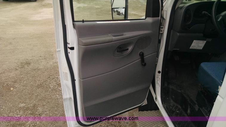 image for item AW9048 2006 Ford E350 Super Duty Aerolite van