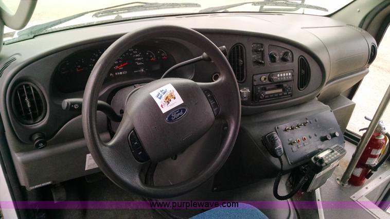 image for item AW9048 2006 Ford E350 Super Duty Aerolite van