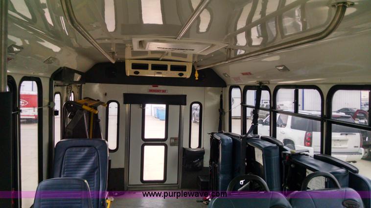 image for item AW9048 2006 Ford E350 Super Duty Aerolite van