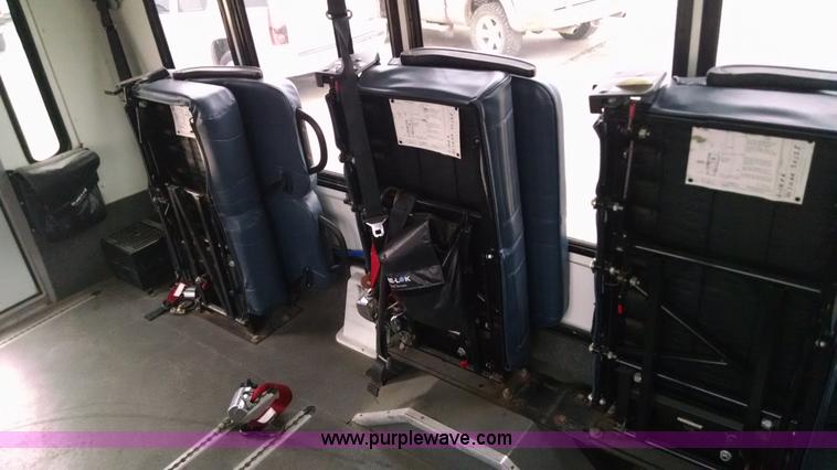 image for item AW9048 2006 Ford E350 Super Duty Aerolite van