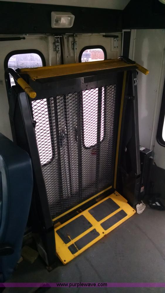 image for item AW9048 2006 Ford E350 Super Duty Aerolite van