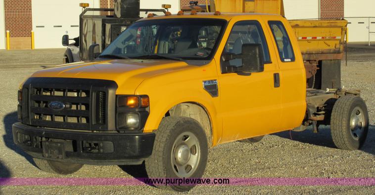image for item AW9096 2008 Ford F350 SuperCab cab and chassis