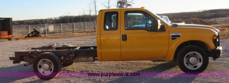 image for item AW9096 2008 Ford F350 SuperCab cab and chassis