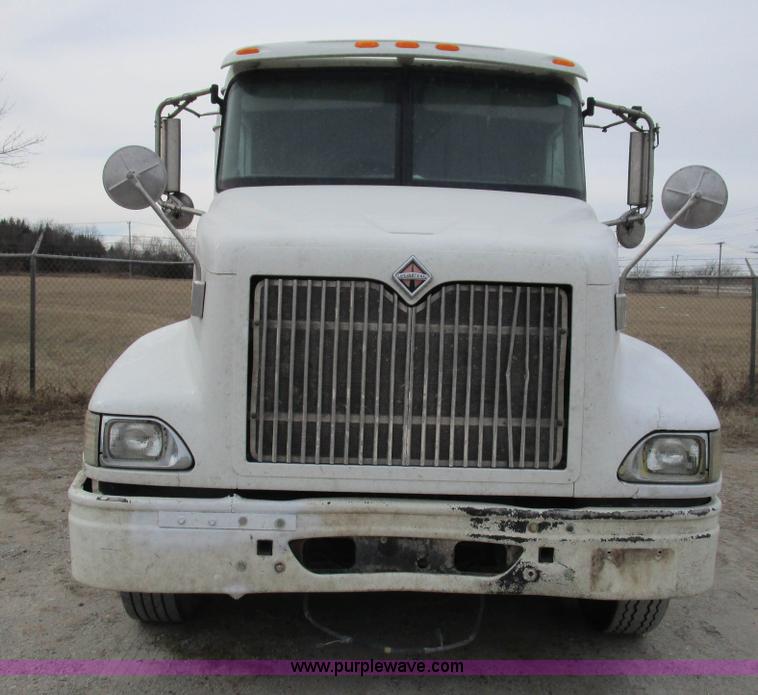 image for item D2299 2007 International 9200i semi truck