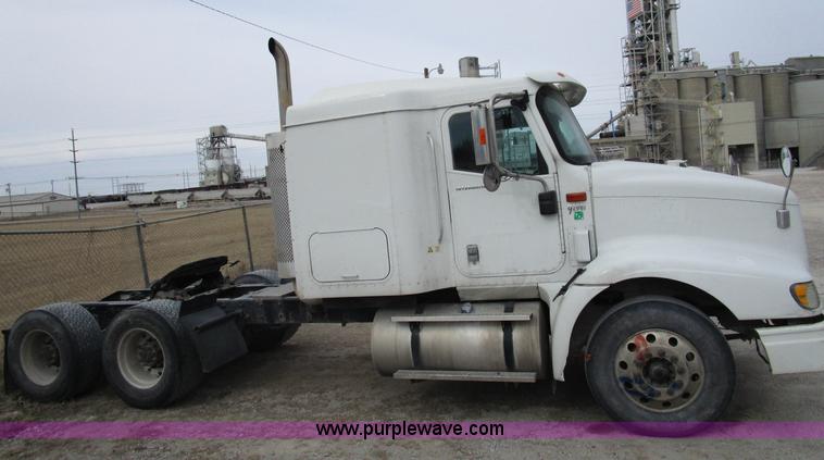 image for item D2299 2007 International 9200i semi truck