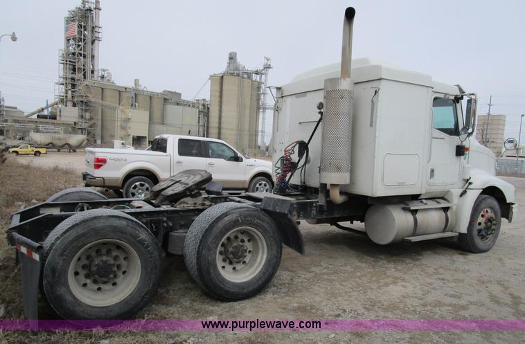 image for item D2299 2007 International 9200i semi truck