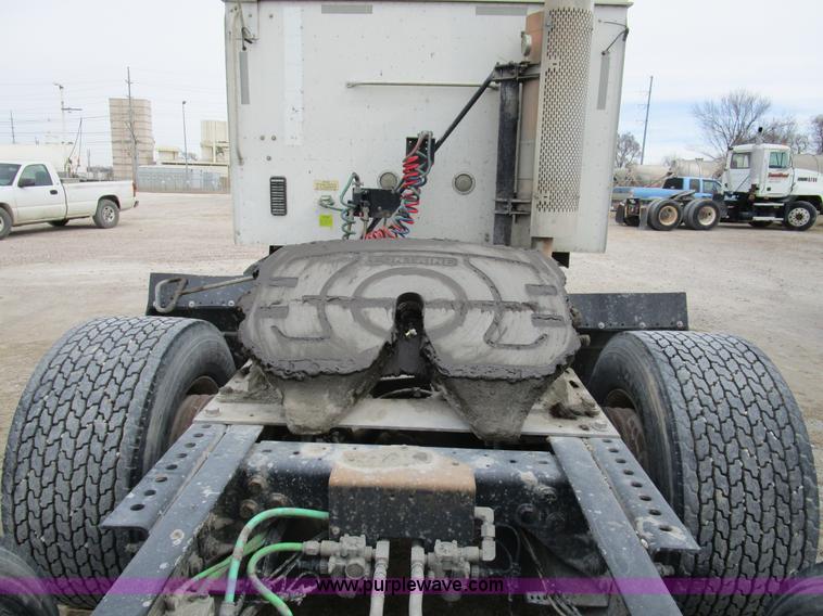 image for item D2299 2007 International 9200i semi truck