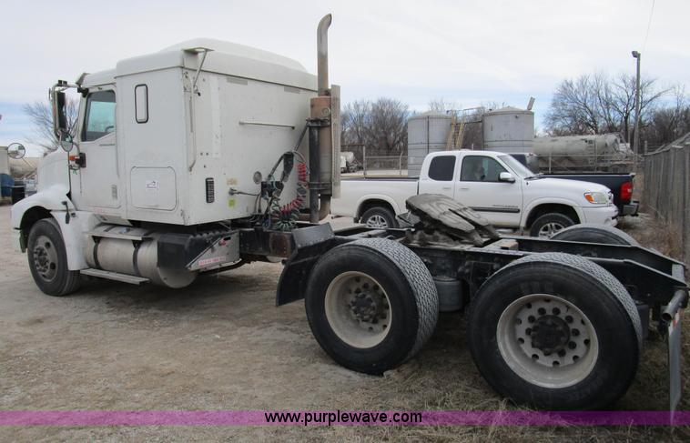 image for item D2299 2007 International 9200i semi truck
