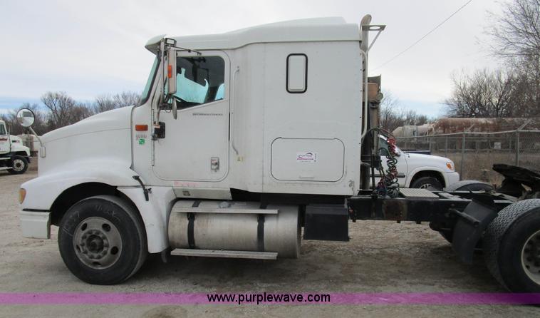 image for item D2299 2007 International 9200i semi truck