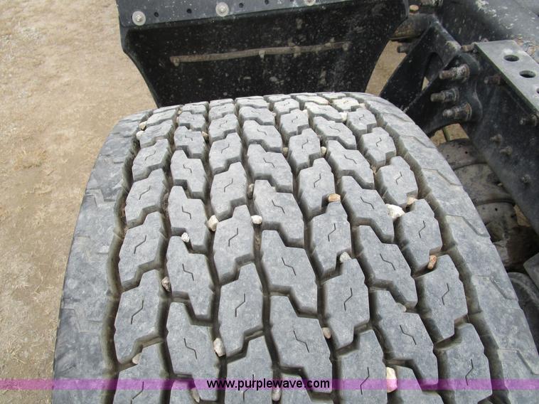 image for item D2299 2007 International 9200i semi truck