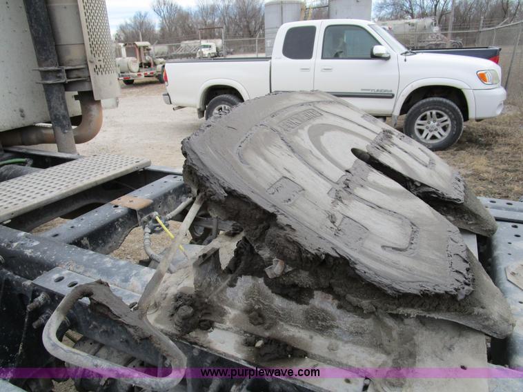 image for item D2299 2007 International 9200i semi truck