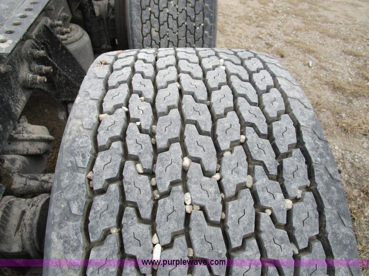 image for item D2299 2007 International 9200i semi truck