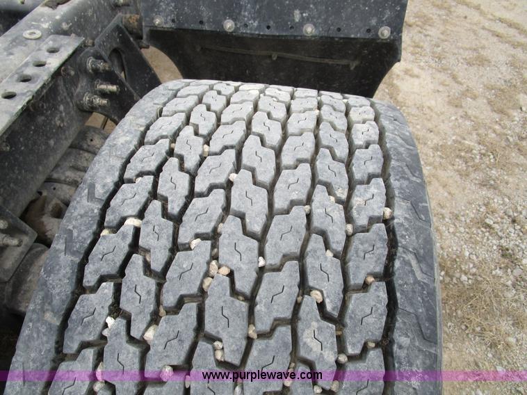 image for item D2299 2007 International 9200i semi truck