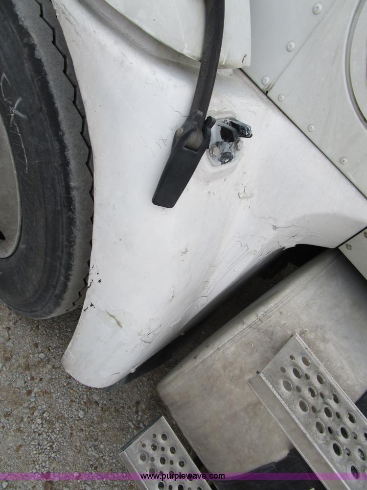 image for item D2299 2007 International 9200i semi truck