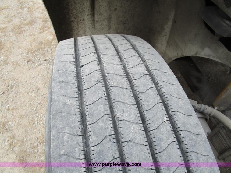 image for item D2299 2007 International 9200i semi truck