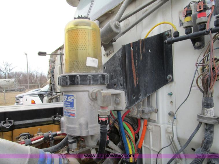 image for item D2299 2007 International 9200i semi truck