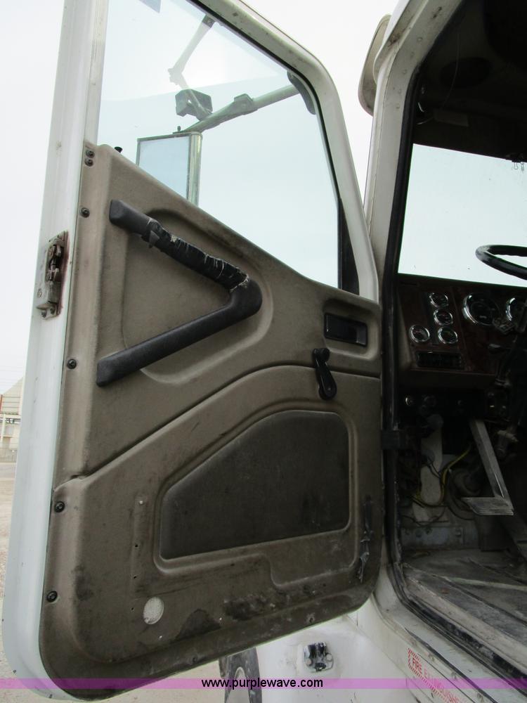 image for item D2299 2007 International 9200i semi truck