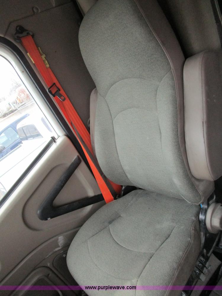 image for item D2299 2007 International 9200i semi truck