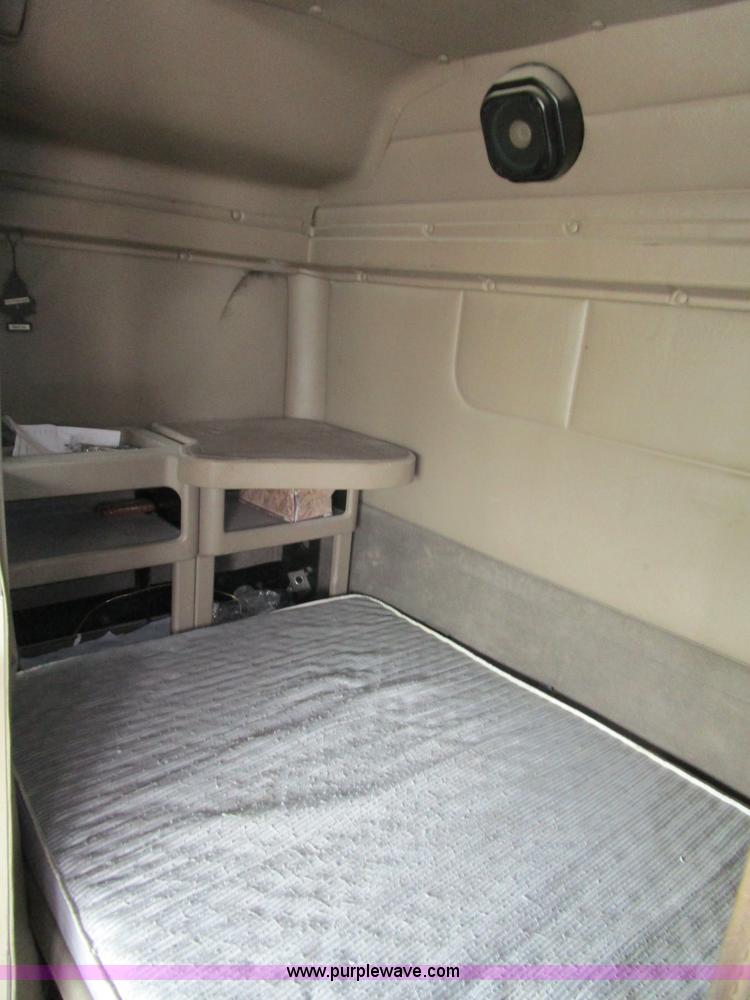 image for item D2299 2007 International 9200i semi truck