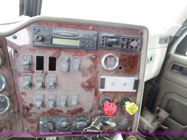 image for item D2299 2007 International 9200i semi truck