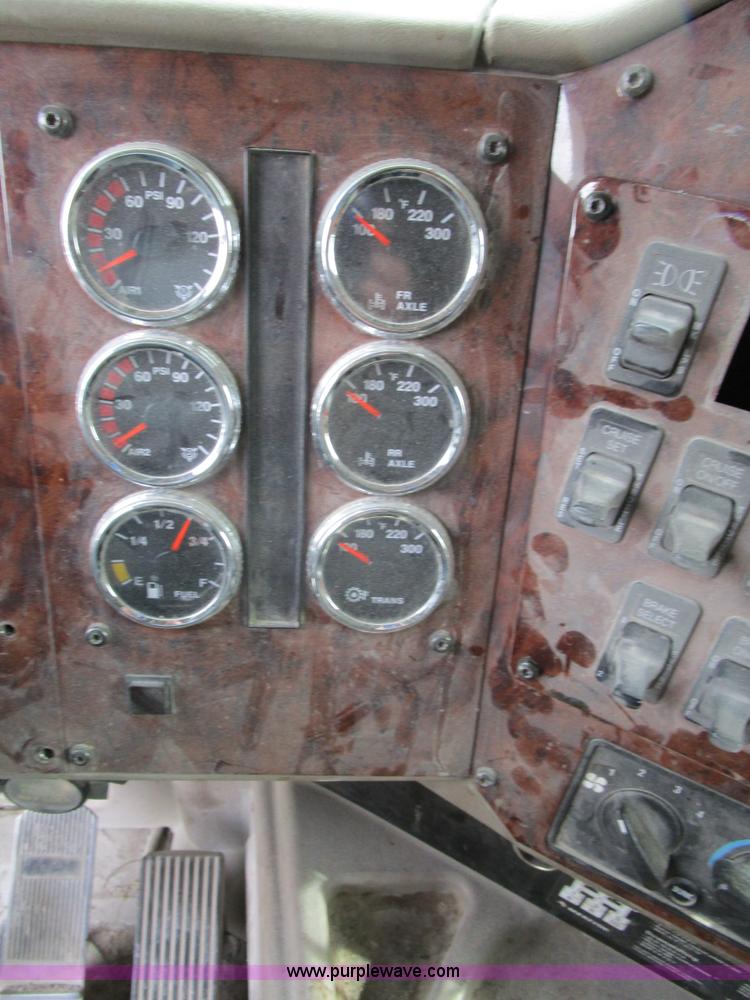 image for item D2299 2007 International 9200i semi truck