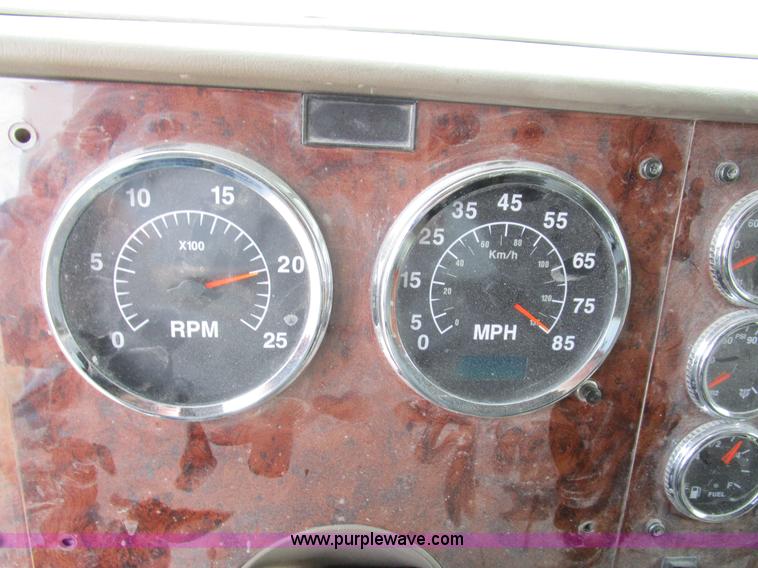 image for item D2299 2007 International 9200i semi truck