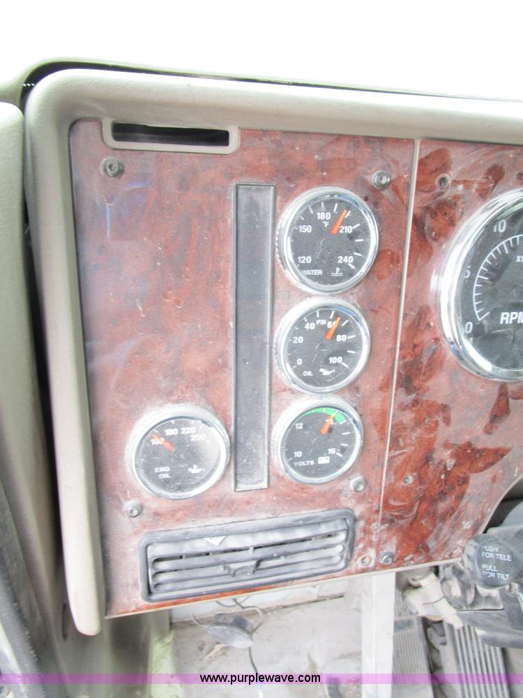 image for item D2299 2007 International 9200i semi truck