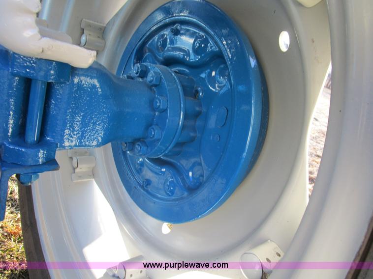 image for item D2319 1976 Ford 3600 tractor