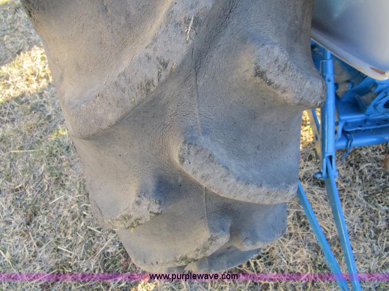 image for item D2319 1976 Ford 3600 tractor